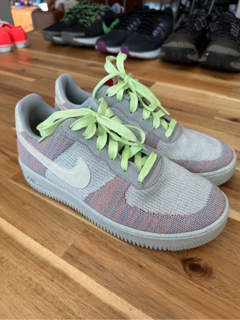 Youth Nike Low-Top Knit Sneakers in Light Gray with Lime Lace Accents